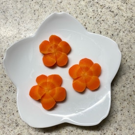 梅花人参 型抜きいらず 梅型人参の切り方 レシピ 作り方 By ゆみたろう 目指せ細マッチョ 楽天レシピ 梅花人参 型抜きいらず 梅型人参の切り方 レシピ 作り方 By ゆみたろう 目指せ細マッチョ 楽天レシピ